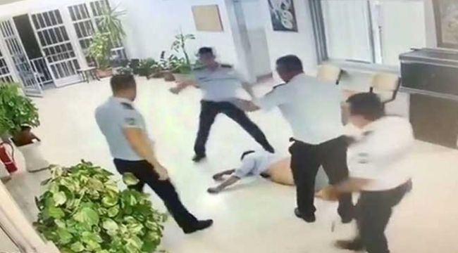 Turisti yerde sürükleyip tekmeledi . İşte skandalın detayları