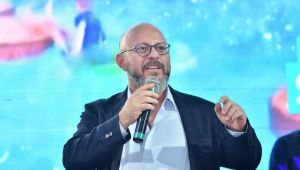 Jolly’de Mete Vardar çalışanlarına teşekkür etti.