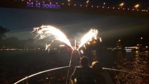 İstanbul Boğazı'nda Teknede Doğum Günü 