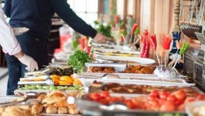 Açık Büfeden Yiyecekleri Aşçılar Verebilir mi ?