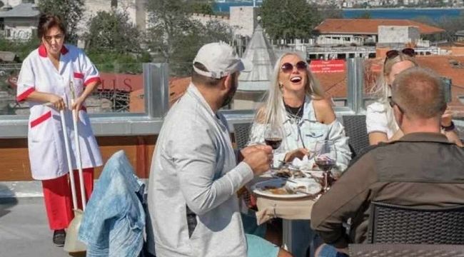 BBC'nin turistlere hizmet eden personel fotoğrafı üzdü.