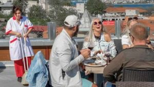 BBC'nin turistlere hizmet eden personel fotoğrafı üzdü.