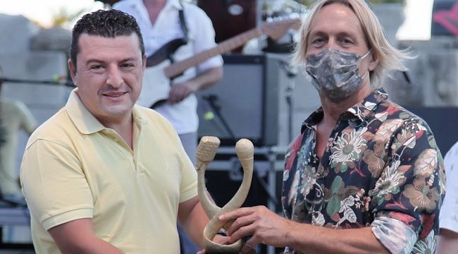 İş insanı İsmet Cerit sanata verdiği destekle gündemde