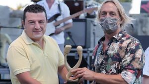 İşadamı İsmet Cerit'ten sanata destek !