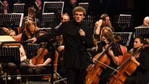 CRR Senfoni Orkestrası İstanbulluları Büyüledi 