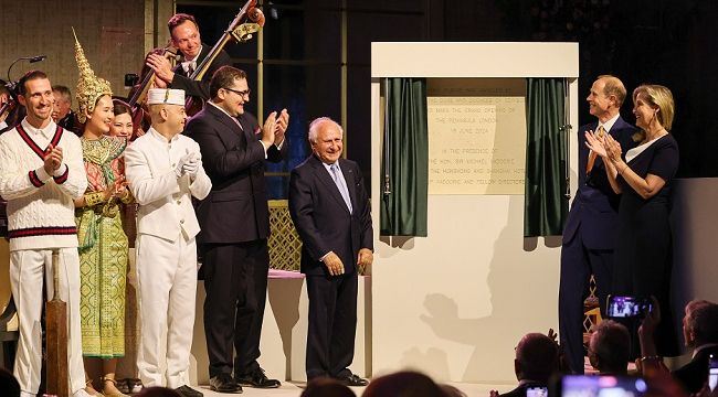 THE PENINSULA LONDON BÜYÜK AÇILIŞINI MAJESTELERİ EDİNBURGH DÜKÜ VE DÜŞESİ İLE BİRLİKTE KUTLADI