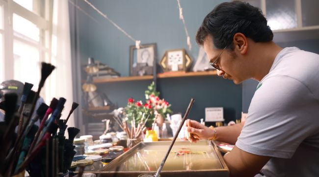 Çağatay Ulusoy filmde ebru ustalığını gösterdi