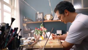 Çağatay Ulusoy filmde ebru ustalığını gösterdi